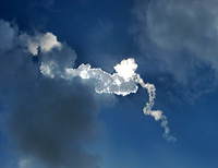 Was von "Herschel" übrig blieb: Rauchwolken am Himmel nach dem Start der Ariane 5. (Foto: Stirn)